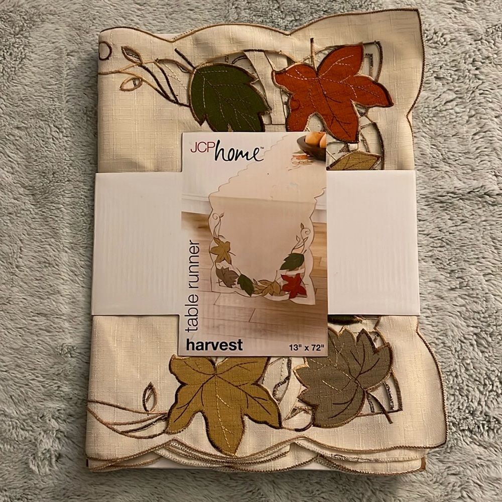 JCP Home Harvest Table Runner 13” X 72” NWT  Leaves 
Autumn